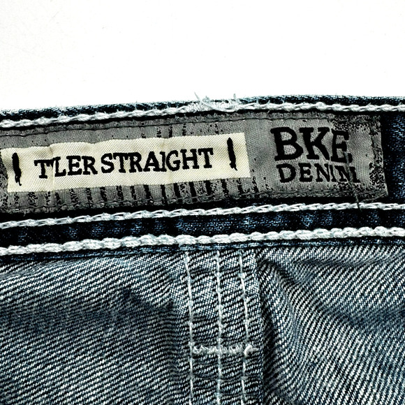 BKE DENIM Men's 33X28 Tyler Straight Blue Jeans Distressed Cowboy Buckle Short - Picture 4 of 11
